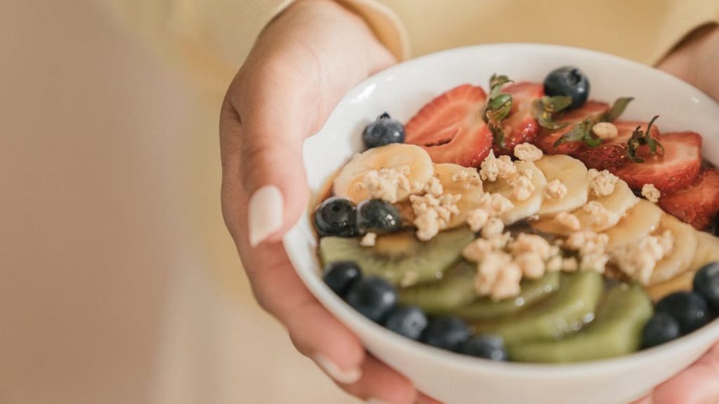 Delicious and nutritious breakfast bowl featuring fresh fruits and granola. Perfect for a healthy start.